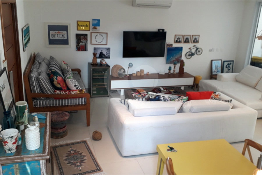 Casa à venda com 4 quartos, sendo 3 suítes, no condomínio Residencial Vila Esmeralda, São Sebastião - SP
