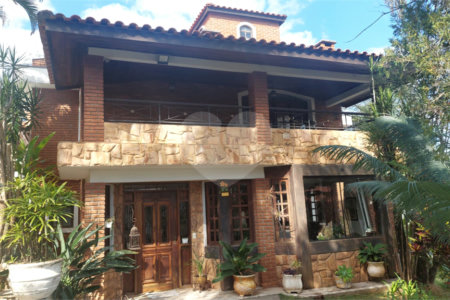 Casa à venda ou para alugar com 5 quartos, sendo 1 suíte, em Cumbari, Mairiporã, SP