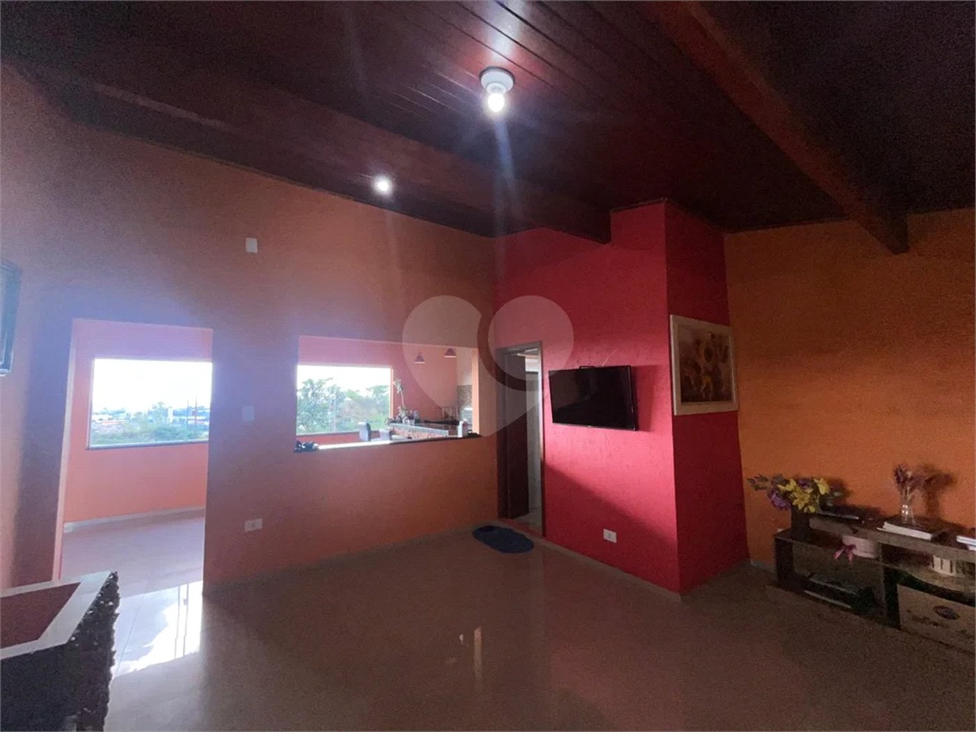 Casa ampla no bairro Terra Rica com 3 pavimentos e excelente estrutura.