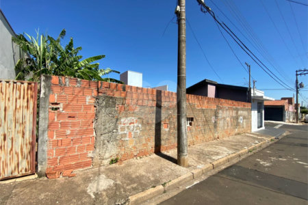 Casa e sala comercial na Vila Jacobucci