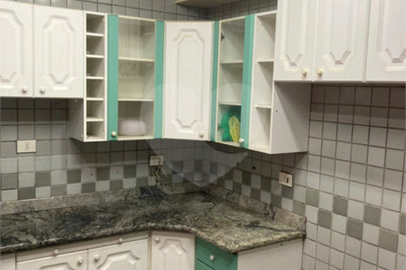 Casa Térrea com Acabamento em Tijolo Aparente e Quintal Amplo - Próximo ao Shopping Iguatemi