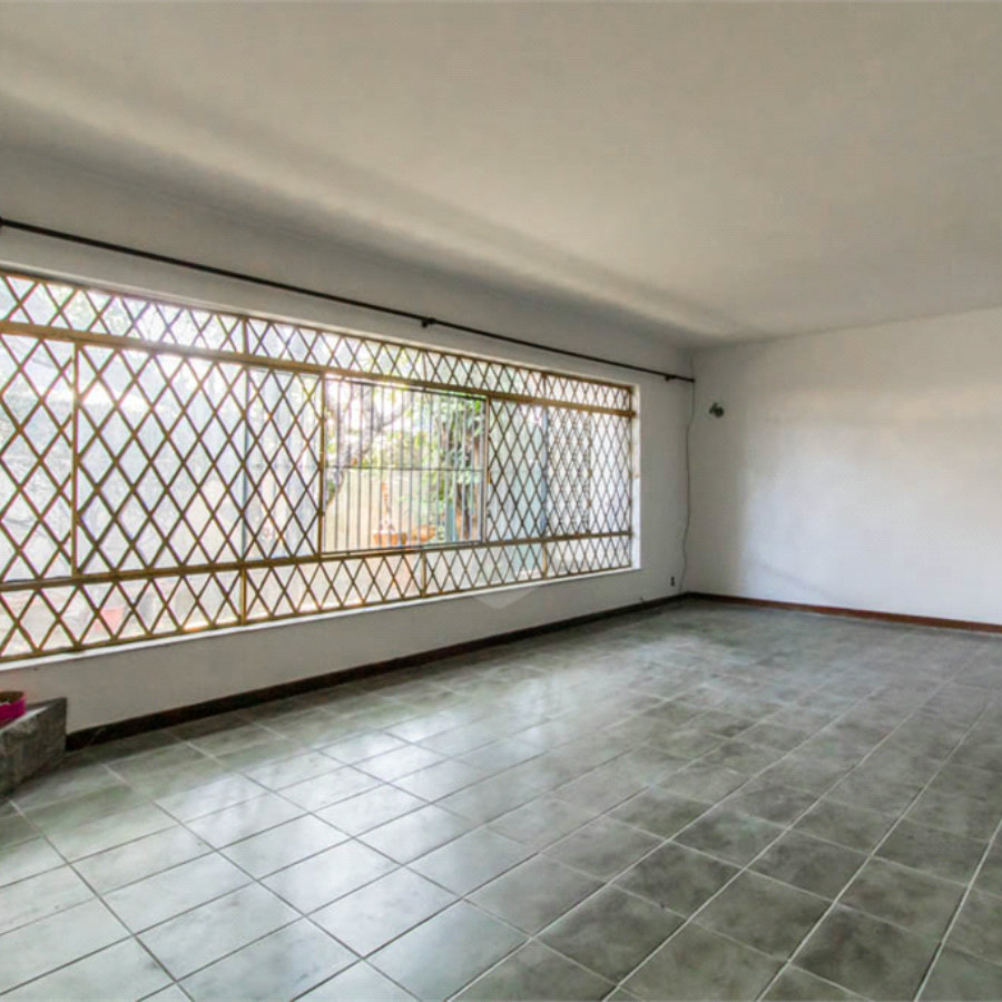 Casa à venda em Moema de 280m² com 4 dormitórios, sendo 1 suíte e 2 vagas de garagem.