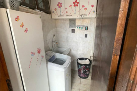 Sobrado à venda com 3 quartos, sendo 1 suíte, em Loteamento Acrísio de Oliveira Silva, Mogi das Cruzes, SP