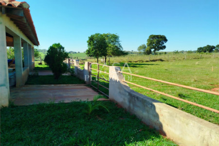 Chácara à venda com 3 quartos, sendo 1 suíte,  em Área Rural de Emilianópolis, Emilianópolis, SP