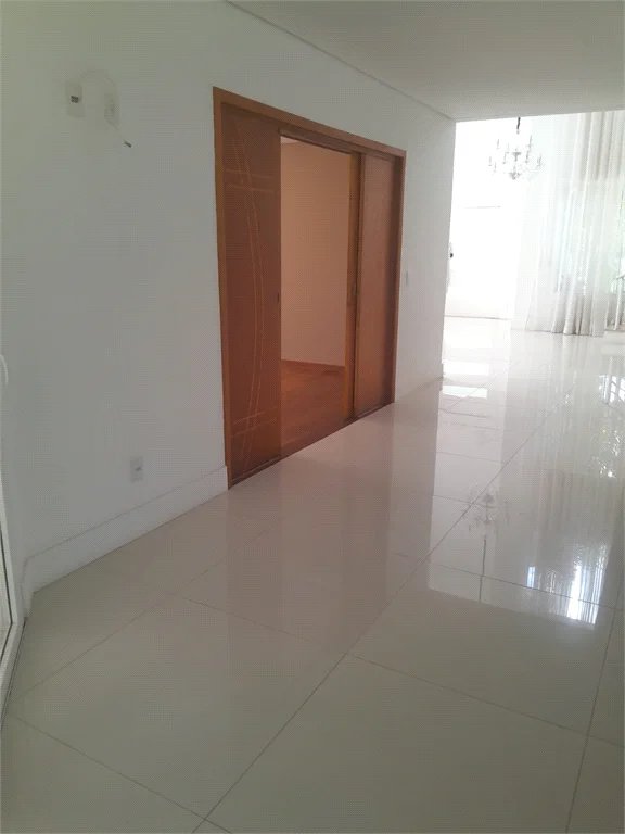 Casa à venda ou para alugar com 4 suítes em Chácaras São Carlos, Cotia, SP