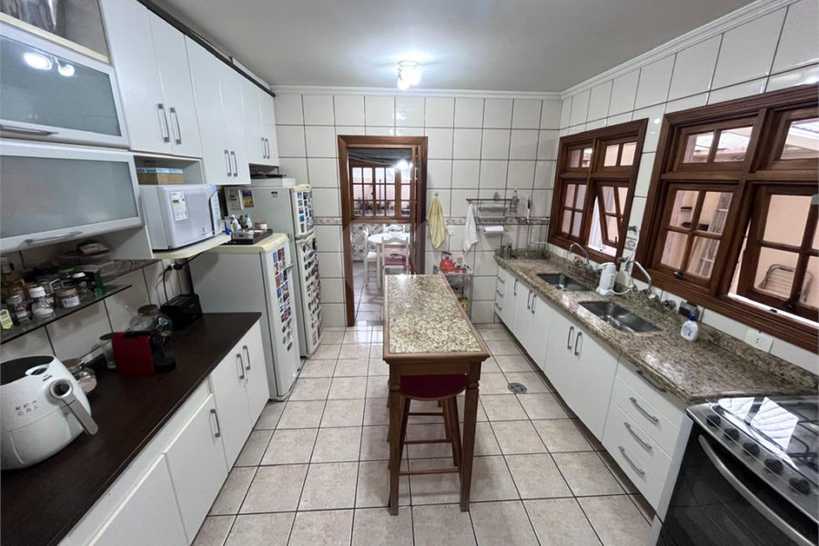 Casa à venda com 4 quartos, sendo 2 suítes, no condomínio Jornalista Américo Ariza, São Paulo - SP