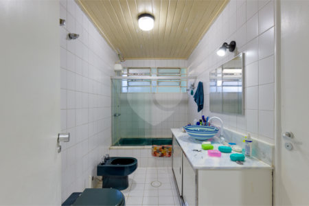 Casa Térrea à venda com 5 quartos, sendo 2 suítes, em Alto da Boa Vista, São Paulo, SP
