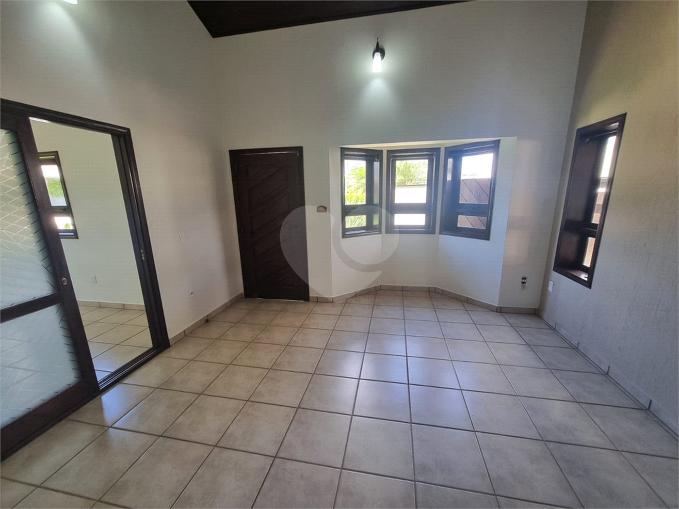 Casa à venda ou para alugar com 3 quartos, sendo 1 suíte, no condomínio Terras de Vinhedo, Vinhedo - SP