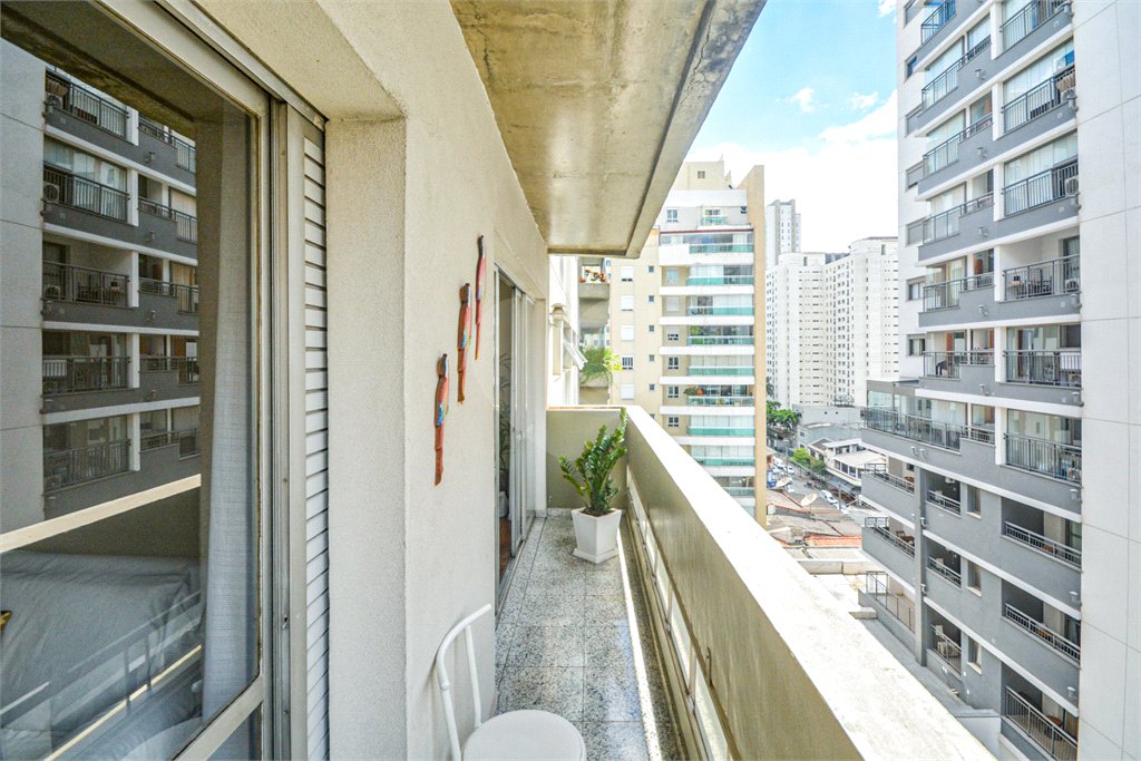 Apartamento à venda com 3 quartos, sendo 1 suíte,  em Moema, São Paulo, SP