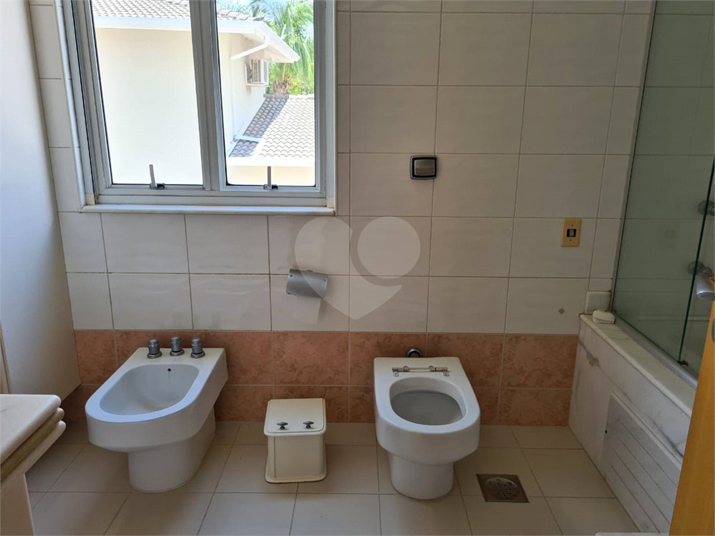 Casa à venda com 6 quartos, sendo 4 suítes, no condomínio Jardim Paulista I, Vinhedo - SP