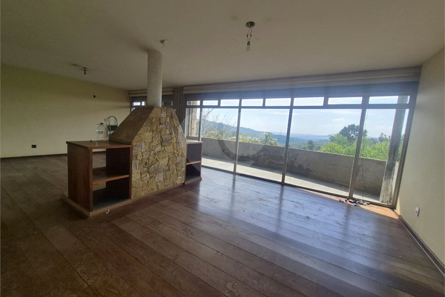 Casa à venda com 3 quartos, sendo 1 suíte, no condomínio Alpes da Cantareira, Mairiporã - SP