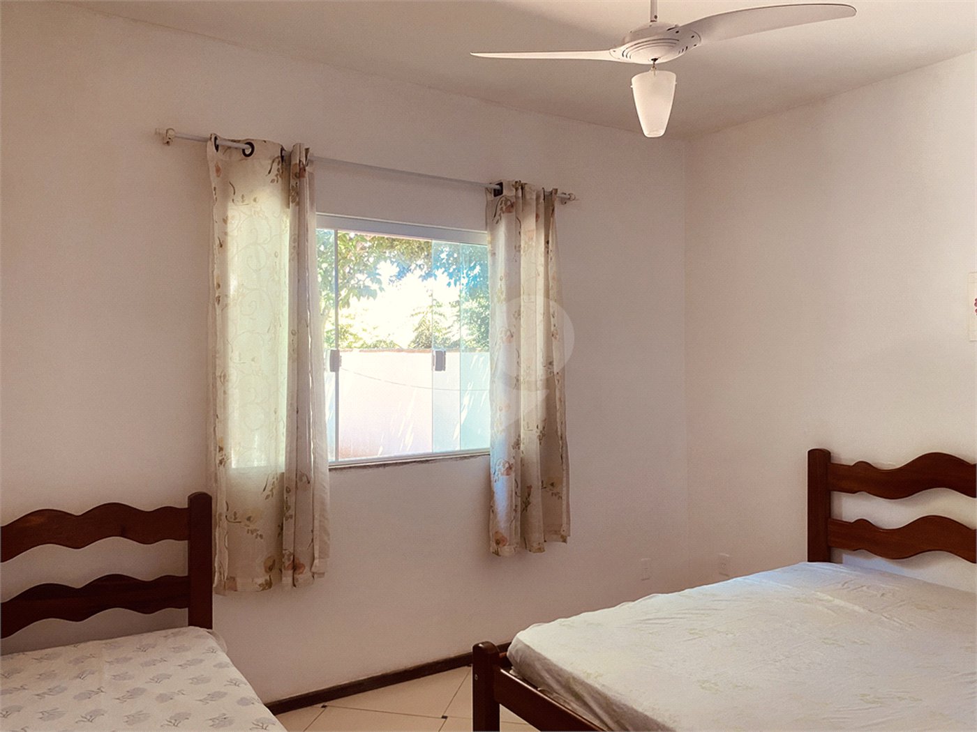Casa em condomínio para alugar com 2 quartos, sendo 1 suíte, em Caravelas, Armação dos Búzios, RJ