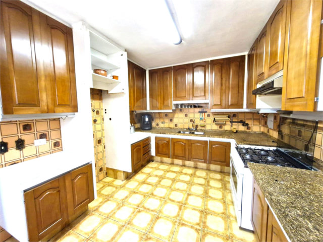 Casa Térrea à venda com 5 quartos, sendo 3 suítes,  em Granja Julieta, São Paulo, SP