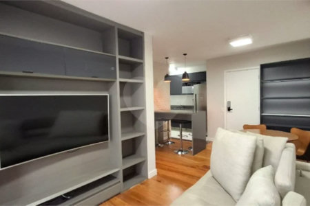 Apartamento com dois dormitórios sendo um climatizado, com duas vagas de garagem.