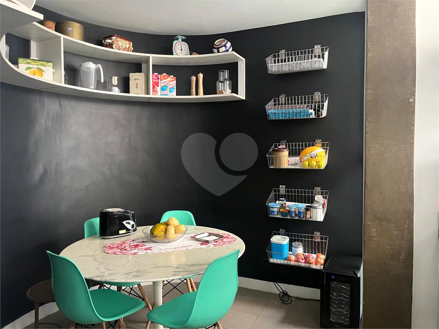 Casa à venda com 4 quartos, sendo 3 suítes, no condomínio Vitoria Regia, São Paulo - SP