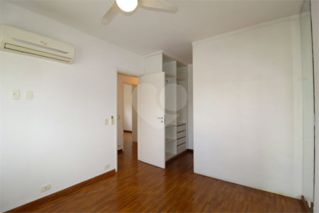 Apartamento à venda com 3 quartos, sendo 1 suíte,  em Vila Olímpia, São Paulo, SP