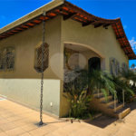 Casa térrea em Atibaia com 3 dormitórios (2 suítes), piscina, espaço gourmet, condomínio fechado