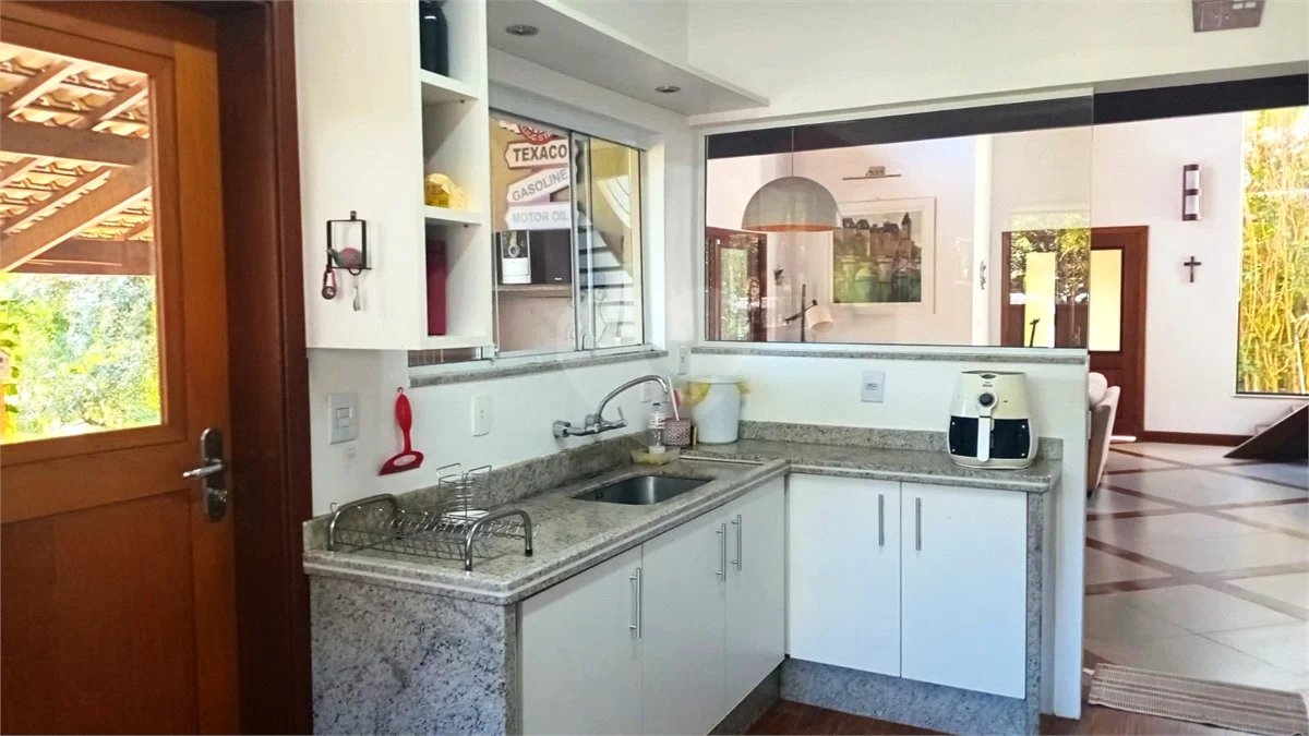 Casa à venda com 3 suítes no condomínio Vale da Santa Fé, Vinhedo - SP