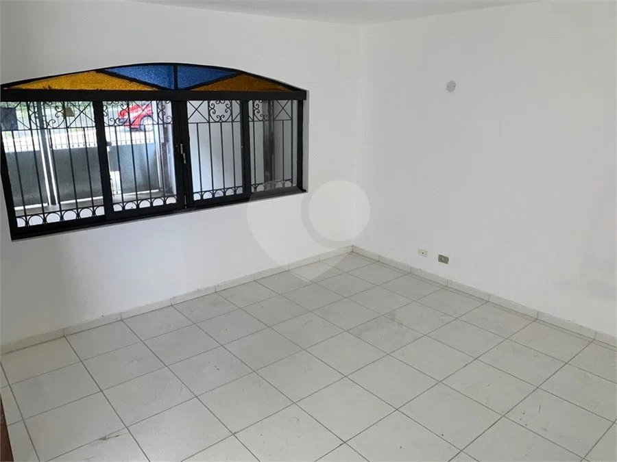 Casa espaçosa com 3 quartos, suíte, quintal e 2 vagas na Vila Santa Catarina