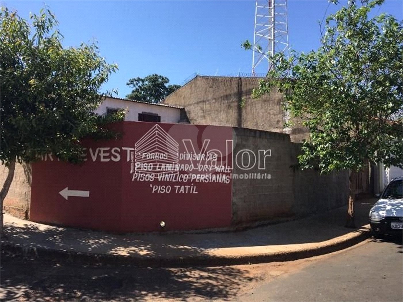 Terreno com 211,60 m² de área total.