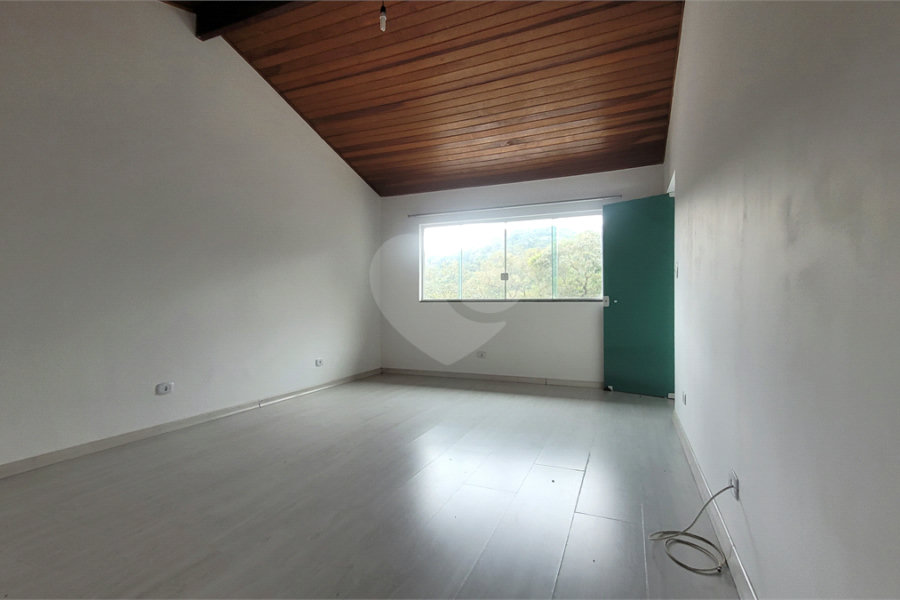 Casa à venda com 4 quartos, sendo 1 suíte, no condomínio Parque Suiça, Caieiras - SP