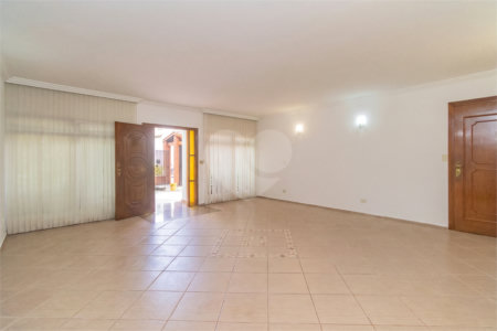 Sobrado à venda com 4 quartos, sendo 2 suítes, em Interlagos, São Paulo, SP