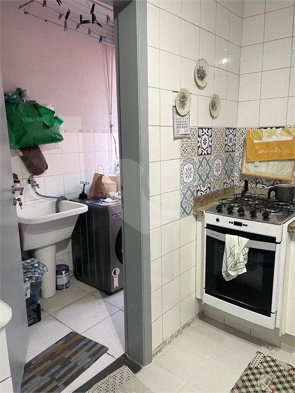 Casa à venda com 3 quartos, sendo 1 suíte, no condomínio Serranos, São Paulo - SP
