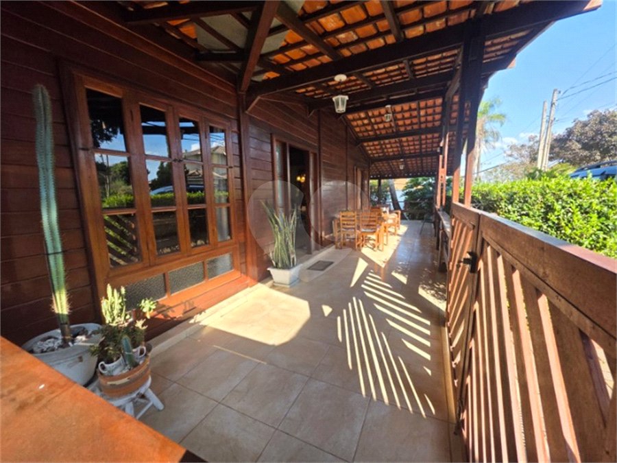 Casa à venda com 3 quartos, sendo 1 suíte, no condomínio Estância Marambaia, Vinhedo - SP