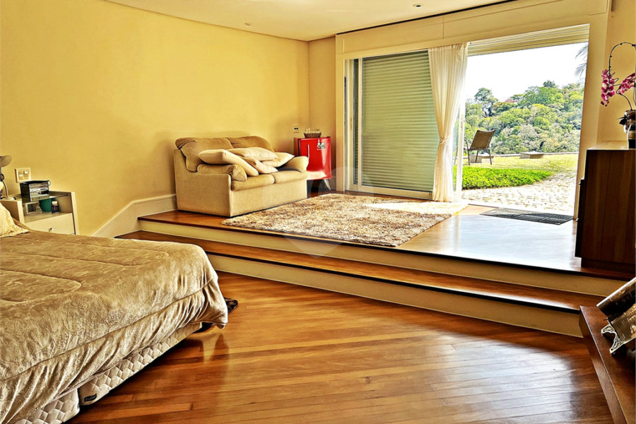 Casa à venda com 4 suítes no condomínio Residencial Jd. Ibiratiba, São Paulo - SP