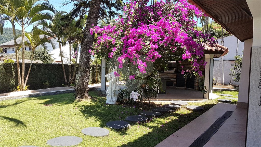 Casa à venda com 8 quartos, sendo 6 suítes,  no condomínio Acapulco, Guarujá - SP