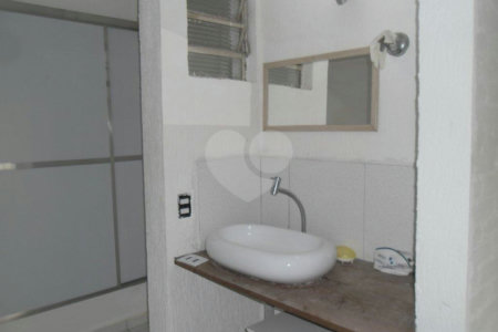 Sobrado à venda com 8 quartos, sendo 2 suítes, em Campo Belo, São Paulo, SP