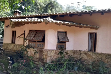 Casa à venda com 4 quartos, sendo 1 suíte, no condomínio Quinta da Cachoeira, Embu das Artes - SP