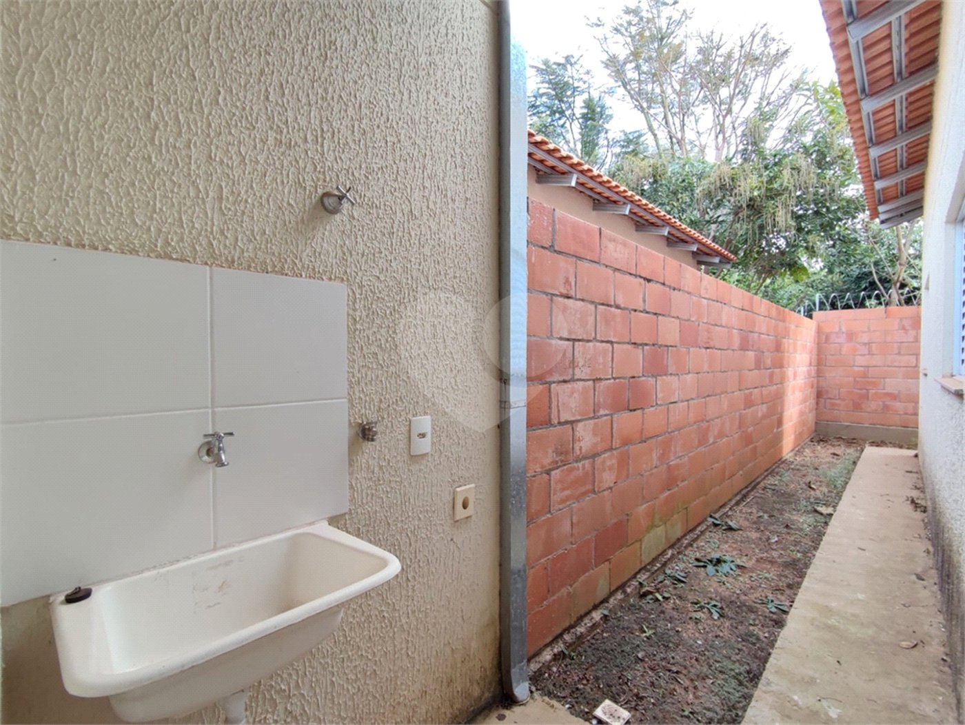 Casa térrea no Condomínio Bosques dos Jatobás