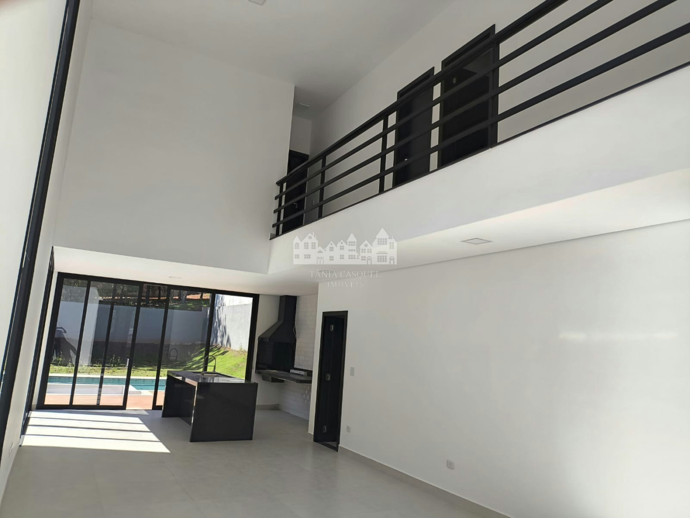 Casa à venda com 5 quartos, sendo 3 suítes, no condomínio Figueira Garden, Atibaia - SP