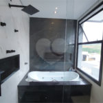 Casa à venda com 5 suítes no condomínio Figueira Garden, Atibaia - SP