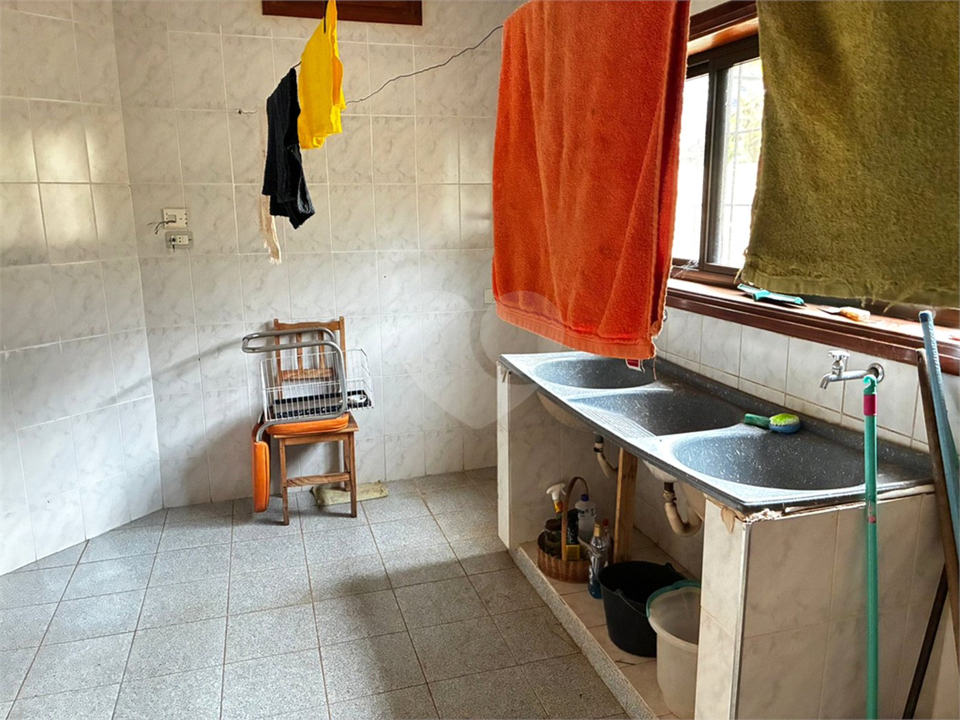 Sobrado para alugar com 4 quartos, sendo 2 suítes,  no Centro, Três Lagoas, MS