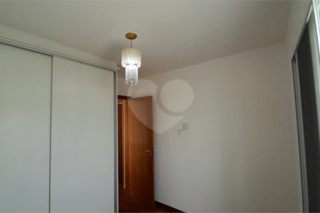 Casa à venda com 3 quartos, sendo 1 suíte, no condomínio Residencial Jardins, São Bernardo do Campo - SP