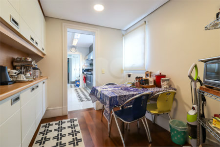 Cobertura à venda com 4 quartos, sendo 3 suítes,  em Vila Uberabinha, São Paulo, SP