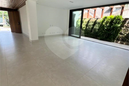 Casa à venda com 4 quartos, sendo 2 suítes, no condomínio Swiss Park, São Bernardo do Campo - SP