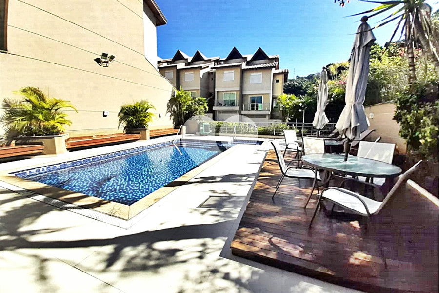 Casa à venda com 3 quartos, sendo 2 suítes, no condomínio Floradas da Serra, São Paulo - SP