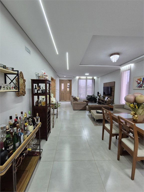 Casa à venda com 4 quartos, sendo 3 suítes, no condomínio Vilaggio Araçoiaba, Araçoiaba da Serra - SP