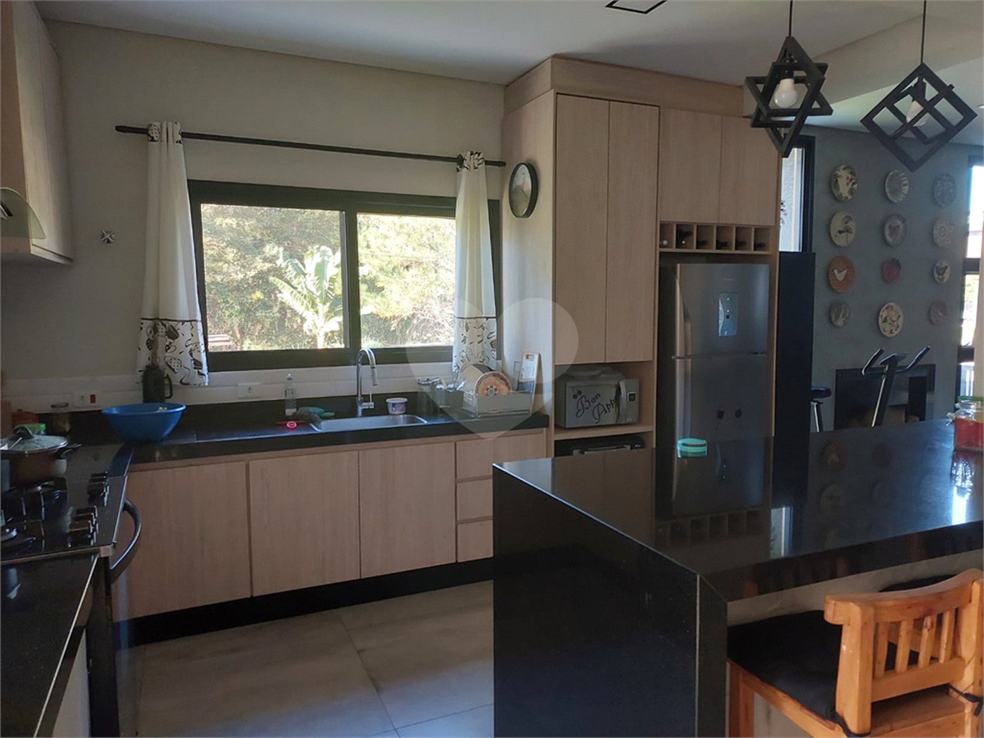 Casa à venda com 4 quartos, sendo 2 suítes,  no condomínio Figueira Garden, Atibaia - SP