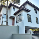 Casa à venda com 4 quartos, sendo 3 suítes, no condomínio Cantareira, Mairiporã - SP