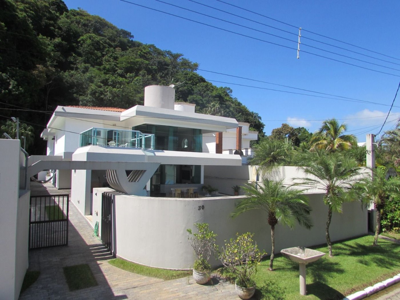 Casa de Alto Padrão com 5 Suítes e Lazer Completo– Guarujá