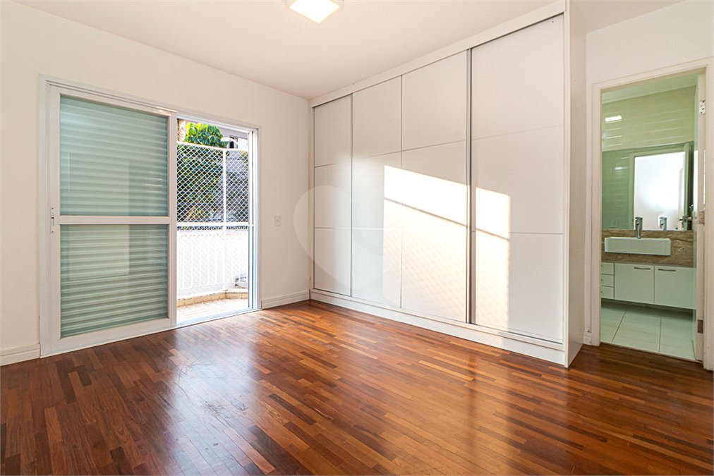 Casa à venda com 4 quartos, sendo 2 suítes, no condomínio Vila das Andorinhas, São Paulo - SP