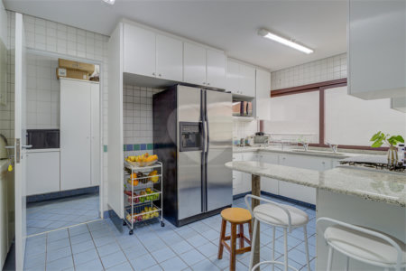 Casa à venda com 4 quartos, sendo 2 suítes, no condomínio Vila Antonieta, São Paulo - SP