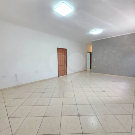 Casa à venda com 3 quartos, sendo 1 suíte, no condomínio Residencial Jardim das Palmeiras, Vinhedo - SP