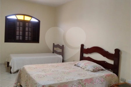Sobrado à venda com 6 quartos, sendo 2 suítes, em Balneário Stella Maris, Peruíbe, SP