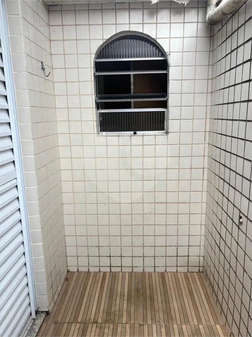 São Paulo - Capital - Bairro Santa Cruz - R4 495.000,00 - Aceita permuta por imóvel na cidade de Indaiatuba- Sp - Sobrado em rua residencial sem saída e com praça particular. O imóvel possui 2 quartos — 1 suíte com dois ambientes e acesso a hall externo. Sala ampla, cozinha com dois ambientes