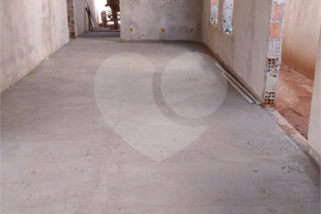 Casa térrea em fase de construção para venda no condomínio Quebec